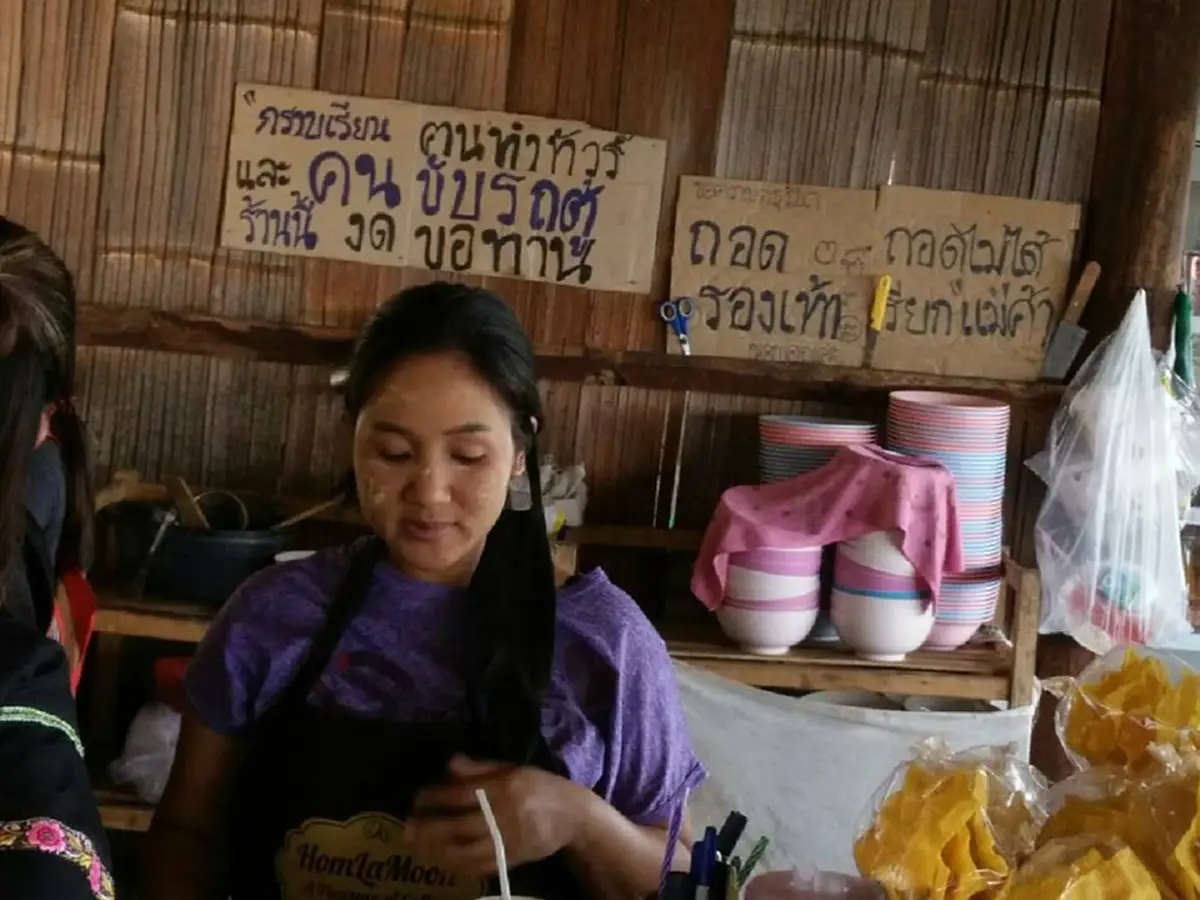 ดราม่าสนั่นโซเชียล !!! "คนทำทัวร์-คนขับรถตู้"  รวมตัว "บอยคอตต์" ร้านก๋วยเตี๋ยวล้านวิว ...เห็นเหตุผลพีคหนัก เป็นใครก็รับไม่ได้
