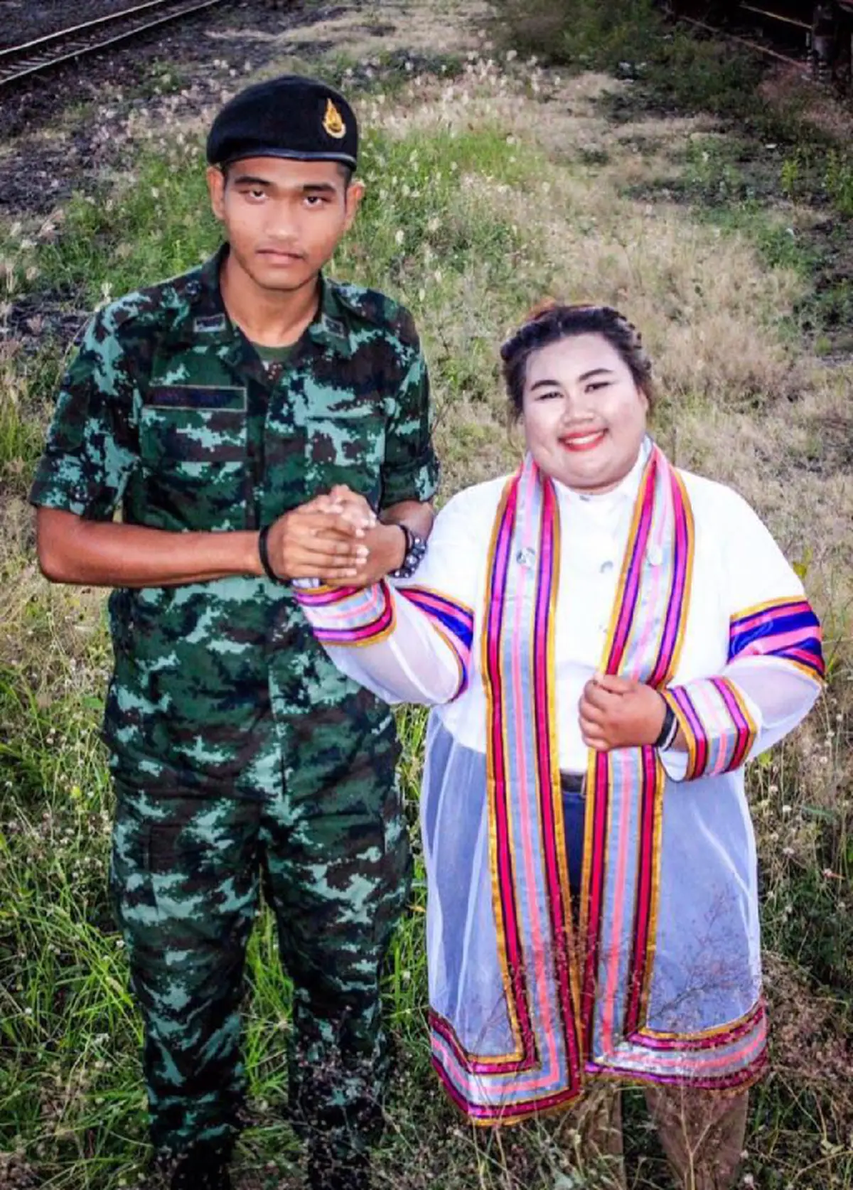 ถึงอ้วนก็ร๊ากกก!!! ภาพคู่รักหวานเว่อร์ "ทหารหนุ่ม" กับ "สาวเจ้าเนื้อ" พร้อมโพสต์เป็นกำลังใจ "รักแท้" ไม่เกี่ยวกับหุ่นหรือหน้าตา!! (ชมภาพ) 