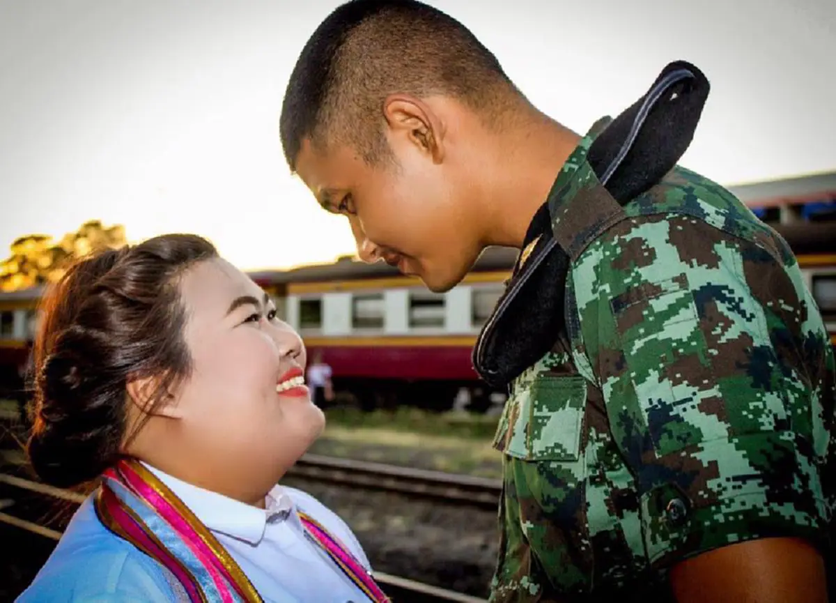 ถึงอ้วนก็ร๊ากกก!!! ภาพคู่รักหวานเว่อร์ "ทหารหนุ่ม" กับ "สาวเจ้าเนื้อ" พร้อมโพสต์เป็นกำลังใจ "รักแท้" ไม่เกี่ยวกับหุ่นหรือหน้าตา!! (ชมภาพ) 