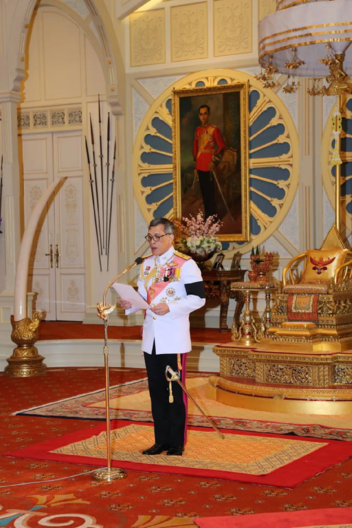 วินาทีประวัติศาสตร์ !!! ปลื้มปิติทั้งแผ่นดิน  ทรงรับเป็น "สมเด็จพระเจ้าอยู่หัว รัชกาลที่ 10"วินาทีประวัติศาสตร์ !!! ปลื้มปิติทั้งแผ่นดิน ทรงรับเป็น "สมเด็จพระเจ้าอยู่หัว รัชกาลที่ 10"  : Hot issue(มีคลิป)  