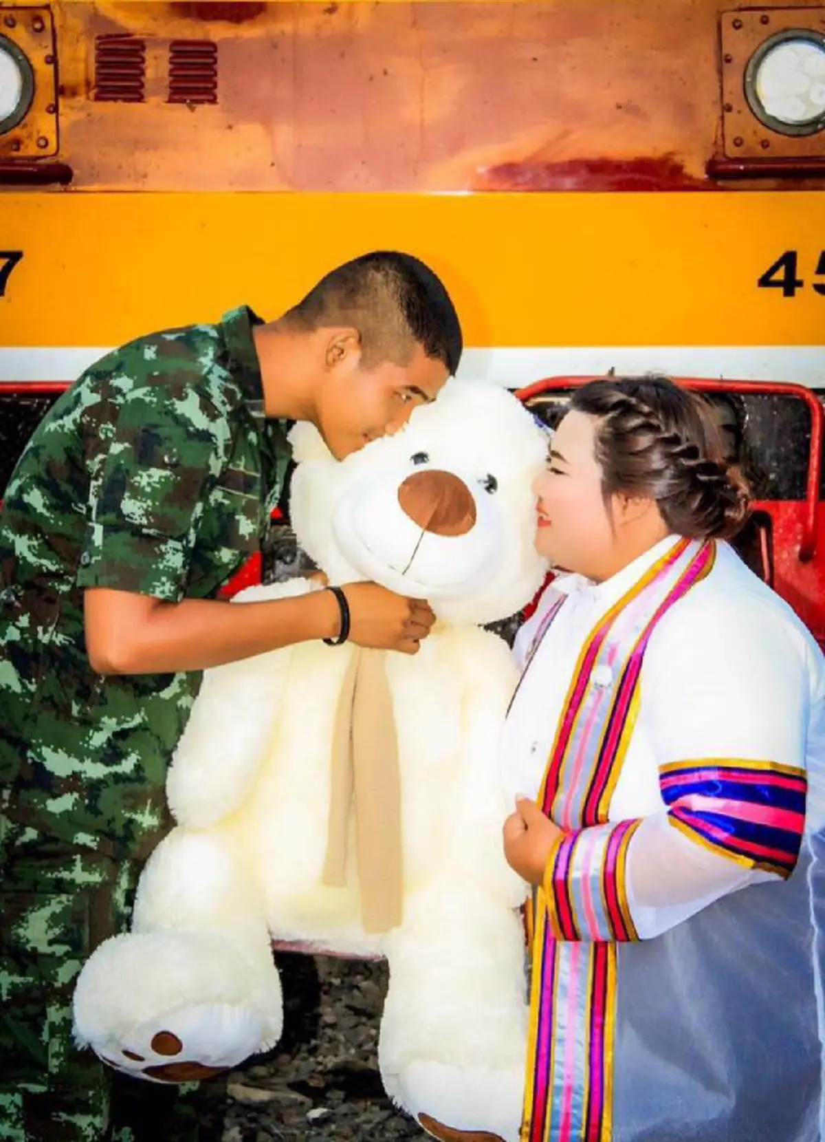 ถึงอ้วนก็ร๊ากกก!!! ภาพคู่รักหวานเว่อร์ "ทหารหนุ่ม" กับ "สาวเจ้าเนื้อ" พร้อมโพสต์เป็นกำลังใจ "รักแท้" ไม่เกี่ยวกับหุ่นหรือหน้าตา!! (ชมภาพ) 