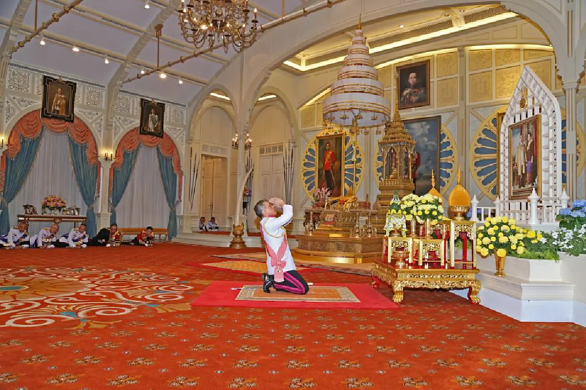 วินาทีประวัติศาสตร์ !!! ปลื้มปิติทั้งแผ่นดิน  ทรงรับเป็น "สมเด็จพระเจ้าอยู่หัว รัชกาลที่ 10"วินาทีประวัติศาสตร์ !!! ปลื้มปิติทั้งแผ่นดิน ทรงรับเป็น "สมเด็จพระเจ้าอยู่หัว รัชกาลที่ 10"  : Hot issue(มีคลิป)  
