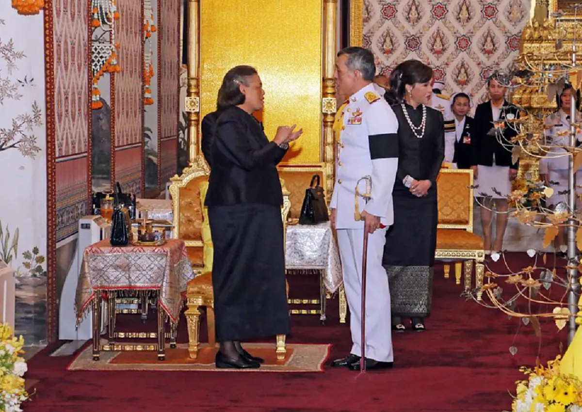 อ้อมกอดแห่งความอบอุ่น..."สมเด็จพระเจ้าอยู่หัวฯ" ทรงสวมกอด  พระเชษฐภคินี และ พระขนิษฐา (ชมภาพ)