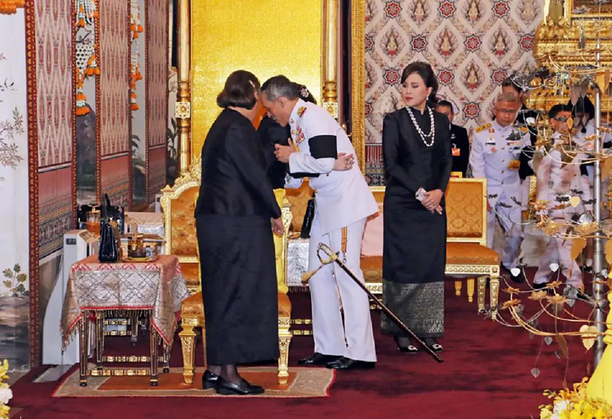 อ้อมกอดแห่งความอบอุ่น..."สมเด็จพระเจ้าอยู่หัวฯ" ทรงสวมกอด  พระเชษฐภคินี และ พระขนิษฐา (ชมภาพ)