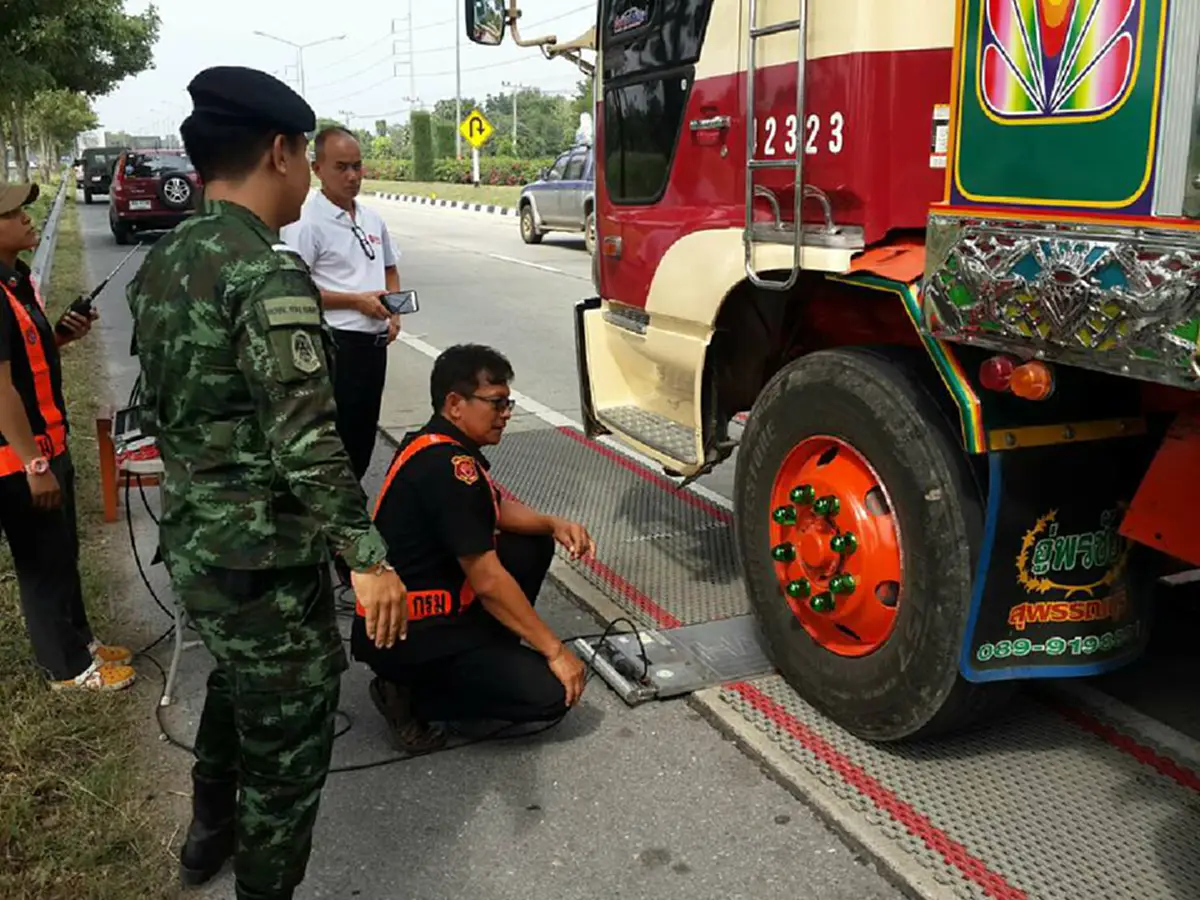 ทางหลวงจับรถพ่วงบรรทุกอ้อยน้ำหนักเกิน!! คนขับขัดขืนไม่ยอมให้ชั่งน้ำหนัก!!หนำซ้ำผู้ประกอบการยังตามมาทำสิ่งนี้อีกเพื่อไม่ให้เคลื่อนรถได้