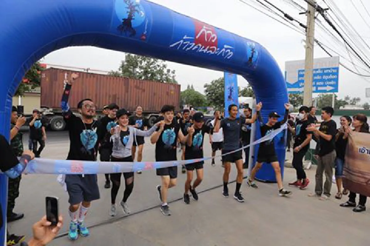 หล่อทั้งหน้าตาและจิตใจเลยจริงๆ!! ตูน บอดี้แสลม หลังวิ่งเข้าเส้นชัย รีบไหว้ขอโทษดาราสาว ต้องพาน้องเค้ามาเจ็บตัว เล่นเอาหลายคนกดไลท์รัว (คลิป)