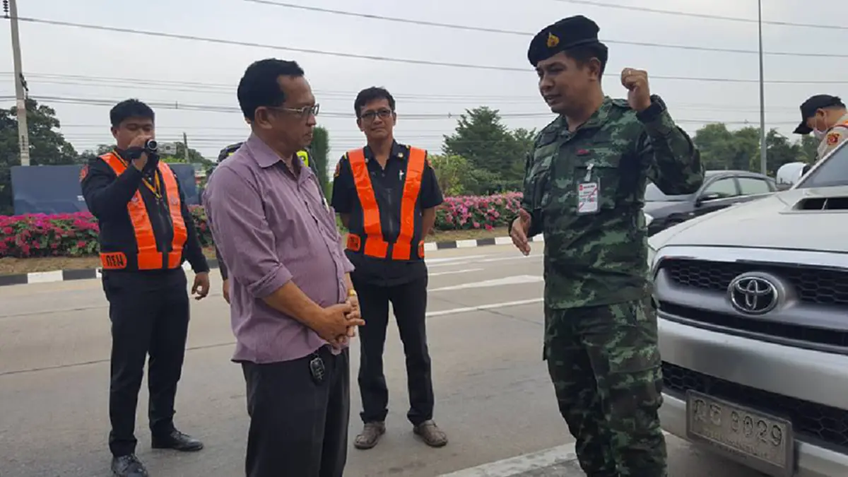 ทางหลวงจับรถพ่วงบรรทุกอ้อยน้ำหนักเกิน!! คนขับขัดขืนไม่ยอมให้ชั่งน้ำหนัก!!หนำซ้ำผู้ประกอบการยังตามมาทำสิ่งนี้อีกเพื่อไม่ให้เคลื่อนรถได้