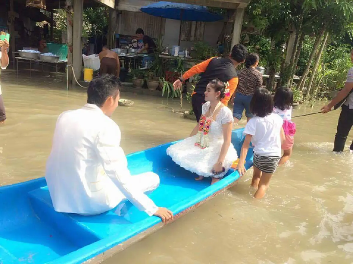 แม้น้ำท่วมก็ไม่หวั่น!!! "เจ้าบ่าว-เจ้าสาว" เมืองคอน "นั่งเรือต้อนรับแขก" ที่มางานแต่ง แม้น้ำจะท่วมบ้าน แต่ไม่อาจท่วมหัวใจของทั้งคู่จริงๆ