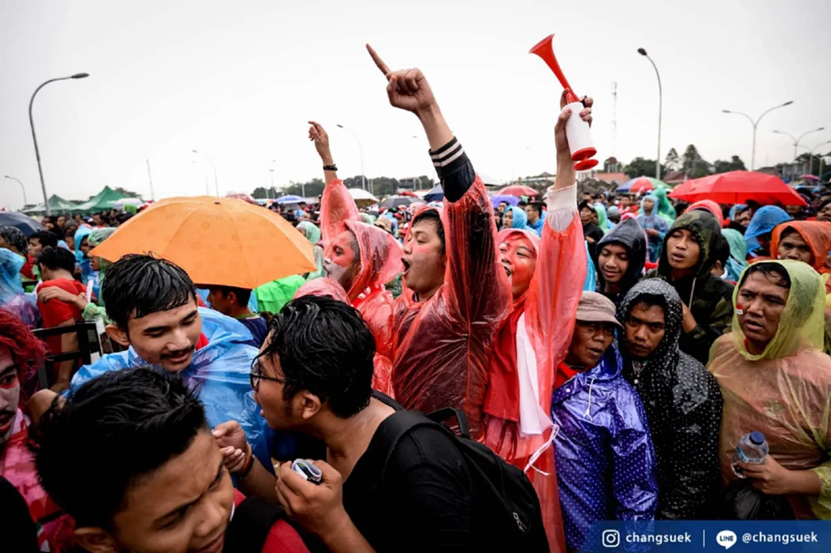 ชุ่มฉ่ำ! สีสันกองเชียร์รอบสนามก่อนเกม"ช้างศึกปะทะ"อิเหนา" (ภาพ)