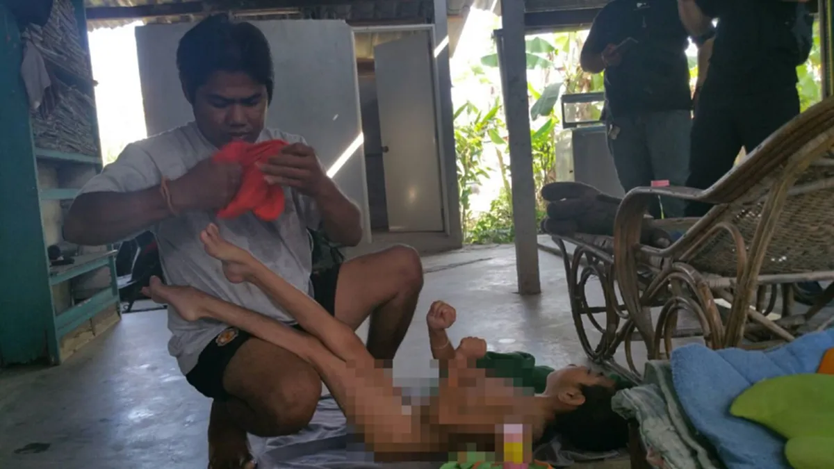 สุดสะเทือนใจ!!หนุ่มชลบุรีถึงครวญเลี้ยงลูกพิการลำพังกว่า10ปีหลังภรรยาใจร้ายตัดช่องน้อยทอดทิ้งเลือดในไส้หน้าตาเฉย ล่าสุดทุกข์หนักค่าจ้างไม่พอใช้ขอคนใจบุญเมตตาช่วย