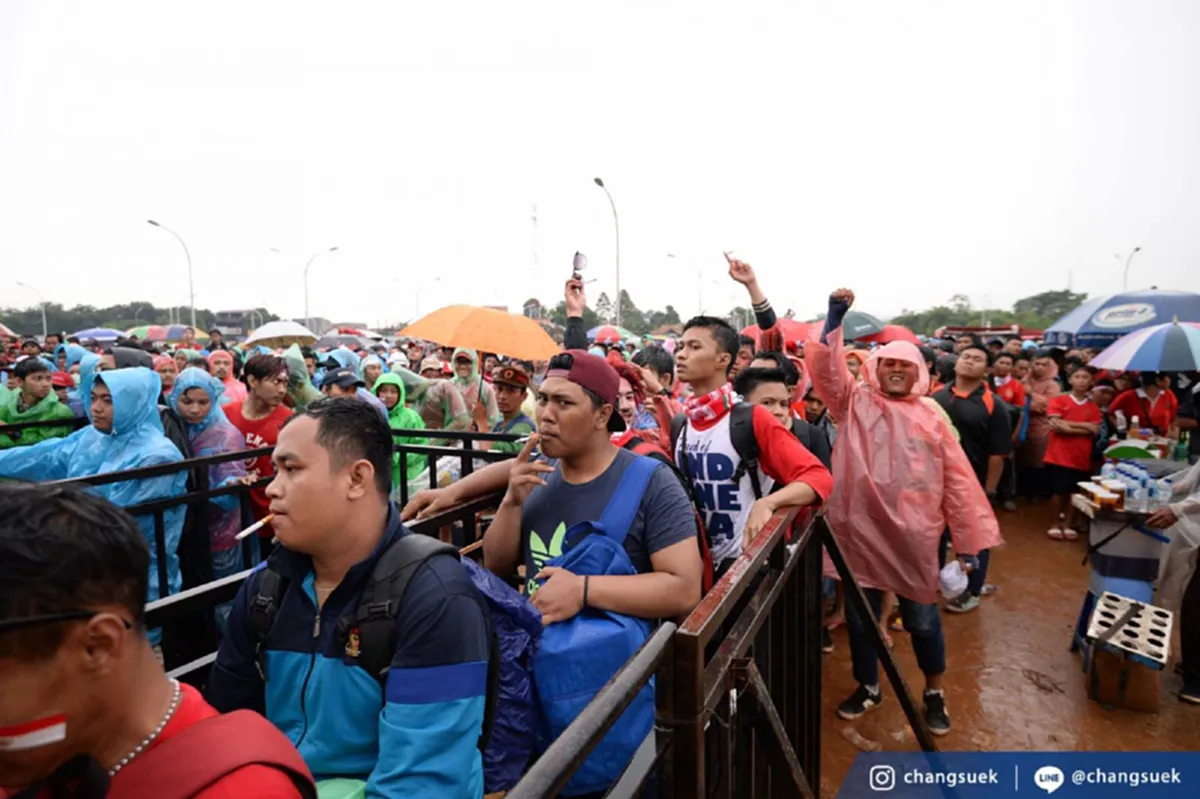 ชุ่มฉ่ำ! สีสันกองเชียร์รอบสนามก่อนเกม"ช้างศึกปะทะ"อิเหนา" (ภาพ)