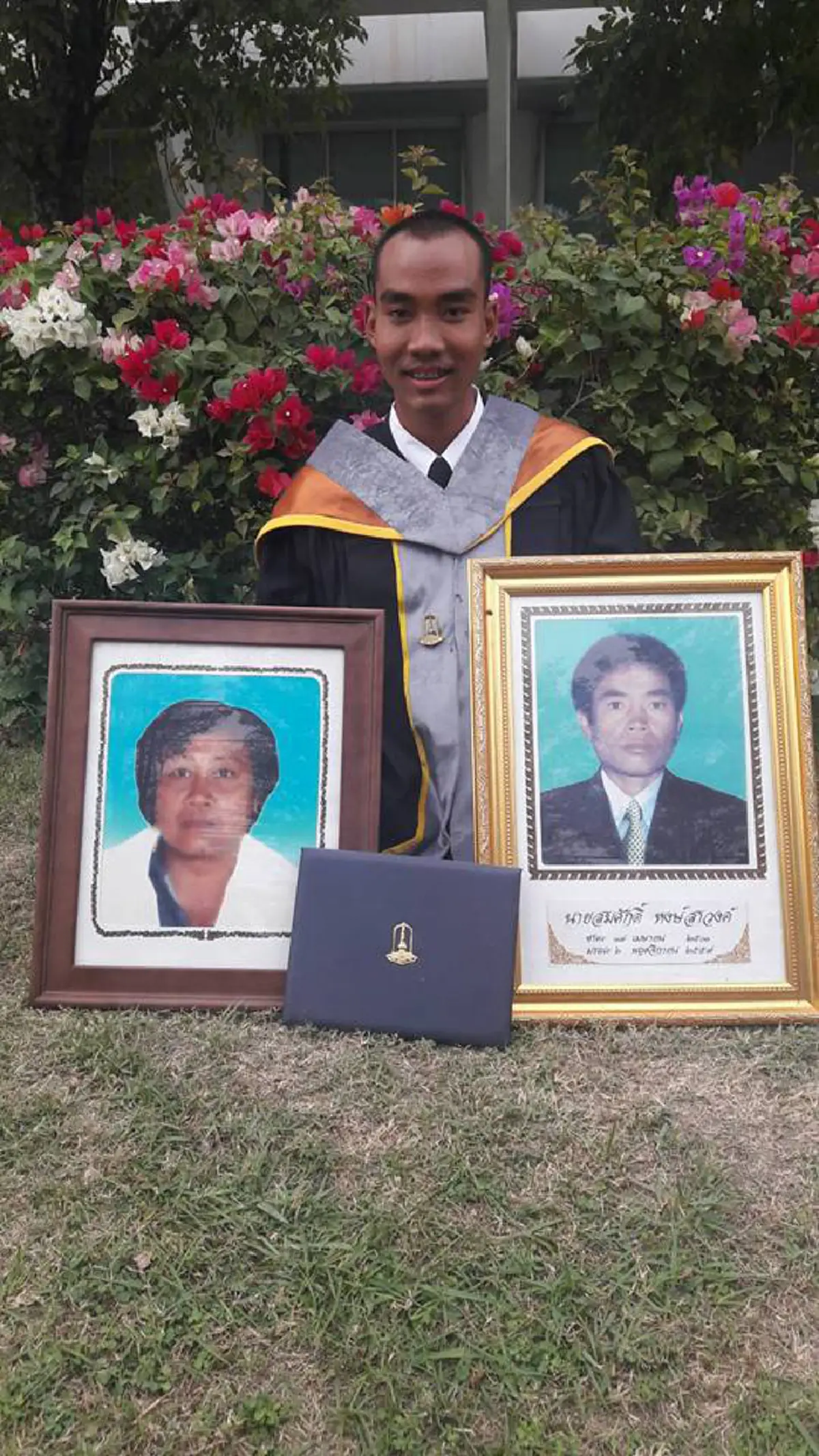       ยิ้มทั้งน้ำตา!! บัณฑิตหนุ่มจบรัฐศาสตรบัณฑิต ก้มลงกราบรูปพ่อและแม่ที่เสียชีวิต เห็นเเล้วซึ้งน้ำตาไหลกันทั้งประเทศ !?!
