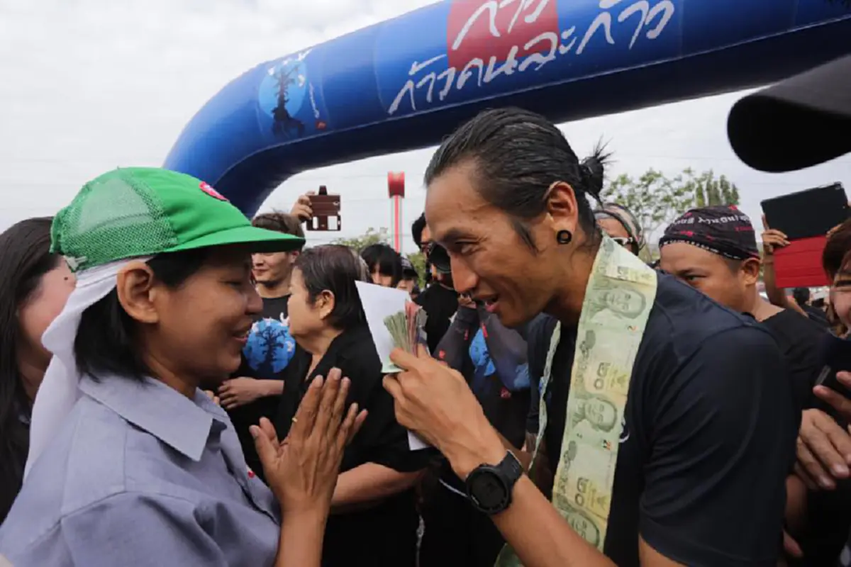 ชัยชนะของลูกผู้ชาย!!! "ตูน บอดี้สแลม" เข้าเส้นชัยถึง "โรงพยาบาลบางสะพาน" พร้อมเงินบริจาค 63 ล้านบาท ท่ามกลางแฟนคลับนับพัน!!! (ชมคลิป)