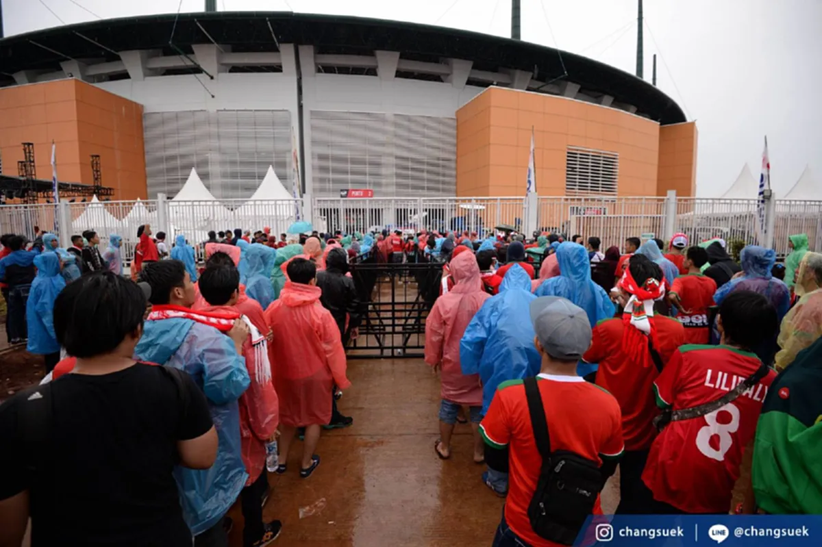 ชุ่มฉ่ำ! สีสันกองเชียร์รอบสนามก่อนเกม"ช้างศึกปะทะ"อิเหนา" (ภาพ)