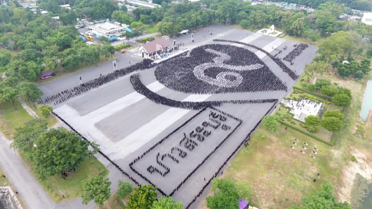 ด้วยภักดี!!! พสกนิกรชาวสระบุรีกว่า 2 หมื่นชีวิต ร่วมแปรอักษรถวายความอาลัย ในหลวง รัชกาลที่ ๙