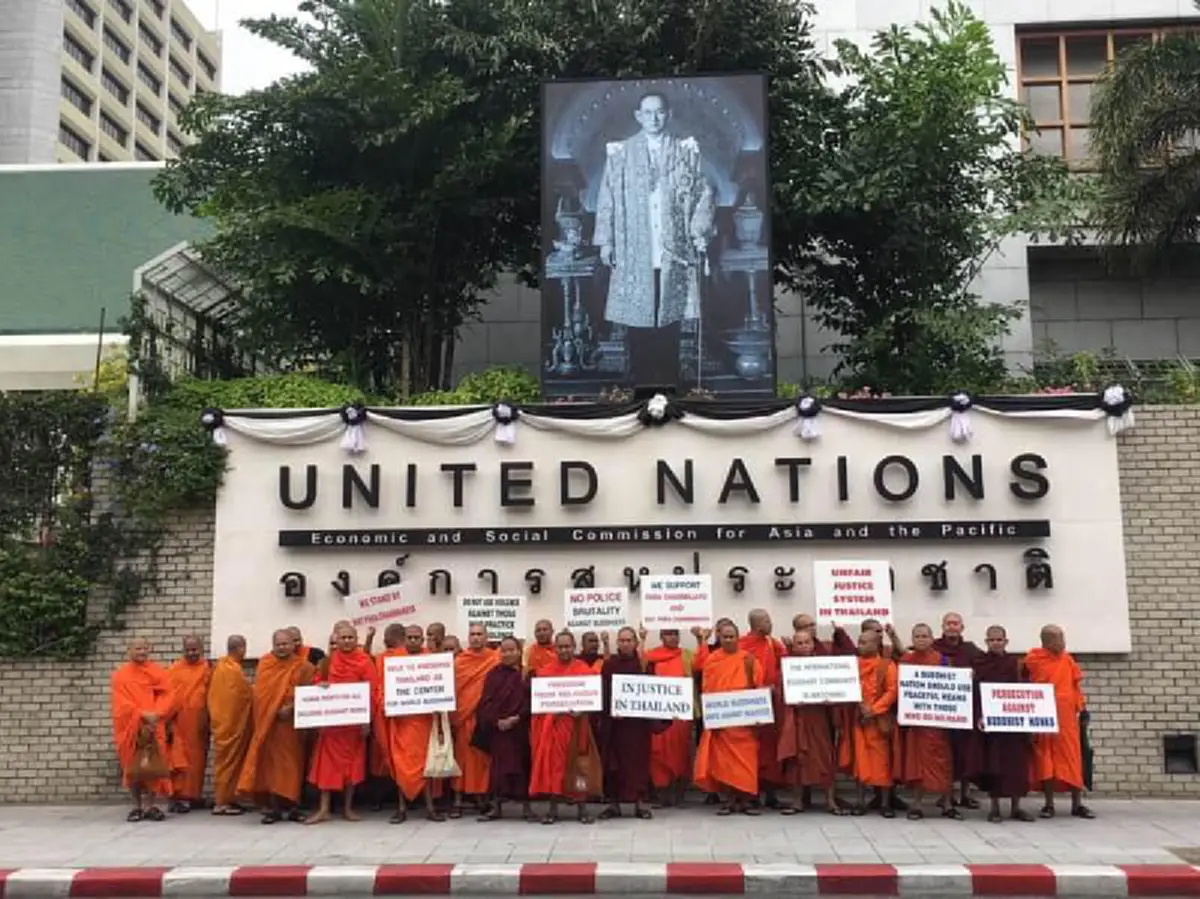 อยู่ในโลกความเป็นจริง !?!? "พระสงฆ์" ยื่น "สหประชาชาติ" ระงับการใช้ความรุนแรงกับ "พระธัมมชโย"...ชาวเน็ตถามสิ่งที่ทำถูกต้องแล้วหรือ   (มีภาพ)