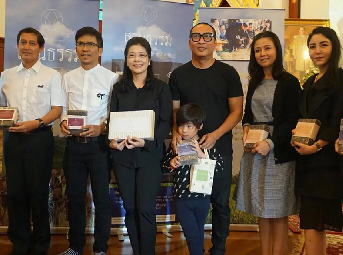 โอ้โห!!! "เจ๊หน่อย" โพสต์คู่ "แพนเค้ก" ชวนซื้อข้าวสารธรรม บอกผลิตด้วยหัวใจคุณธรรมชาวนาผู้รักษาศีล 5 ที่พร้อมใจ ลด ละ เลิก ใช้ปุ๋ย-ยาฆ่าแมลง!