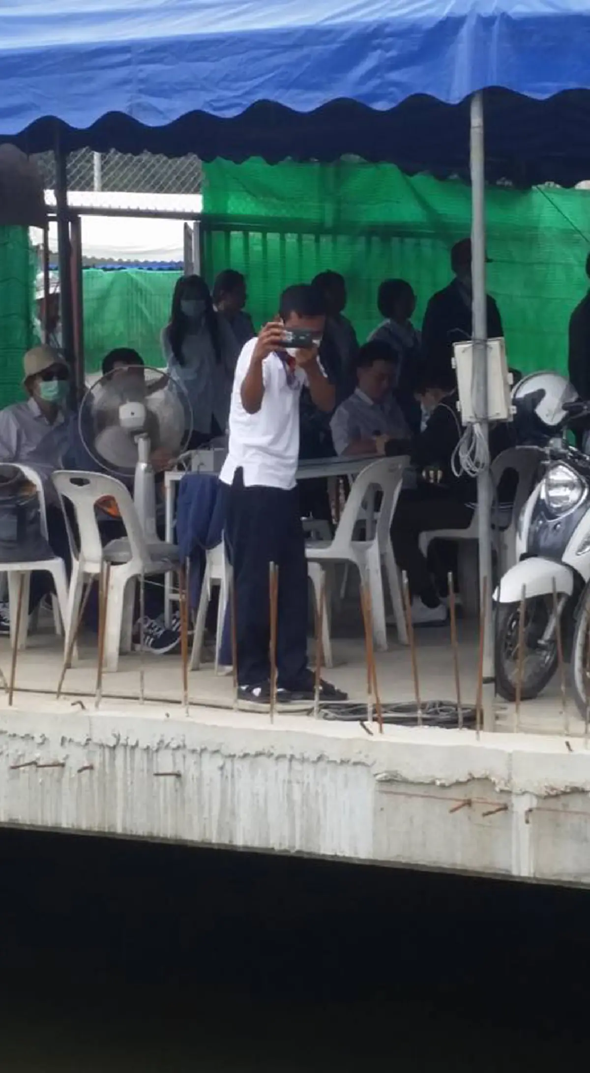 จับทุกความเคลื่อนไหวนักข่าว!! สื่อรายงานจนท.วัดพระธรรมกาย เฝ้าตามถ่ายภาพตลอดเวลา แค่คุยโทรศัพท์กับต้นสังกัดก็จะรีบนำกล้องมาถ่ายเอาไว้ในทันที