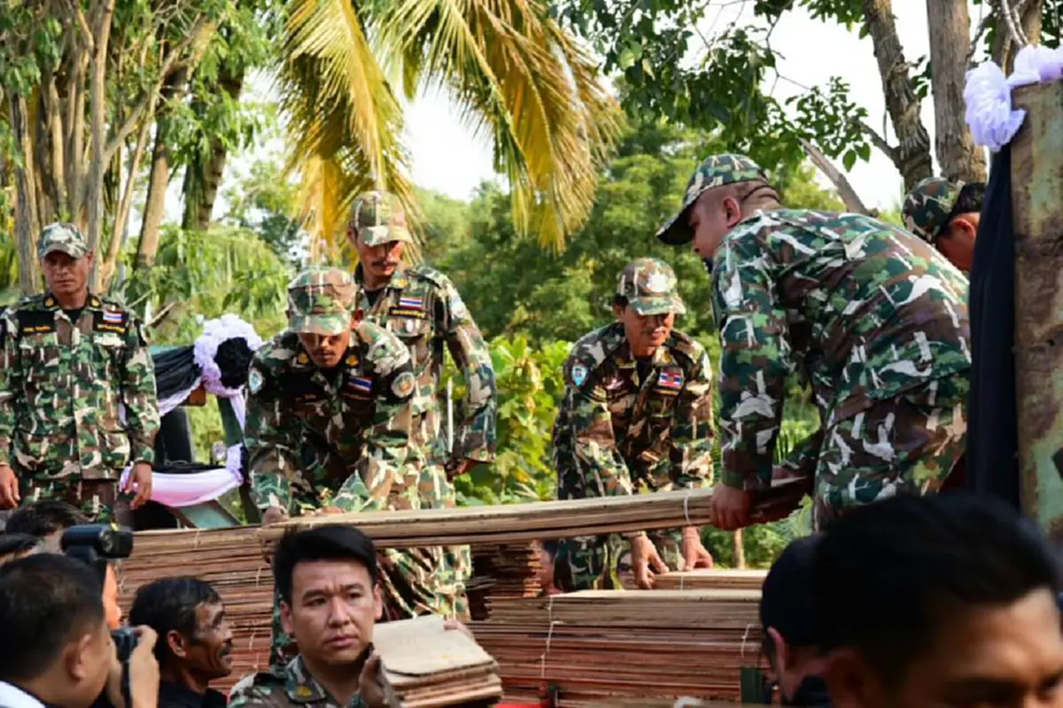 น้ำตาพราย ร่วงพรูอยู่ริมทาง!!สุดกลั้นน้ำตา อ.อภิชาติ ดำดี เขียนกลอนแทนความรู้สึกพสกนิกรไทย