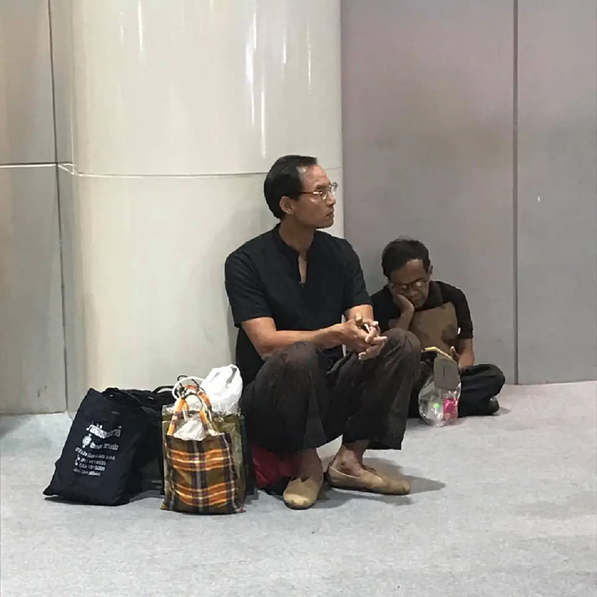 ขอเชิญรับรางวัล..สามีดีเด่นปี 59 !! บอกเลยโมเมนต์นี้ของ "กรณ์ จาติกวณิช" อดีตรมว.คลัง ถือเป็นภาพที่หาไม่ได้อีกแล้ว แถมคนถ่ายก็เป็นคนใกล้ตัว