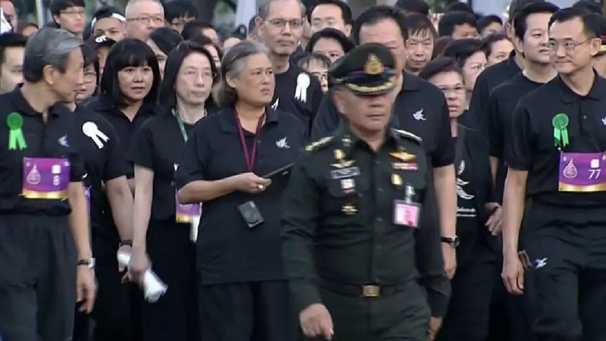 พสกนิกรซาบซึ้ง..."สมเด็จพระเทพฯ" ทรงพระดำเนินในงาน เดิน - วิ่ง ๙ นี้เพื่อประชา สืบสานพระราชปณิธานของพ่อ จากรพ.ศิริราชไปยังหอประชุมกองทัพเรือ