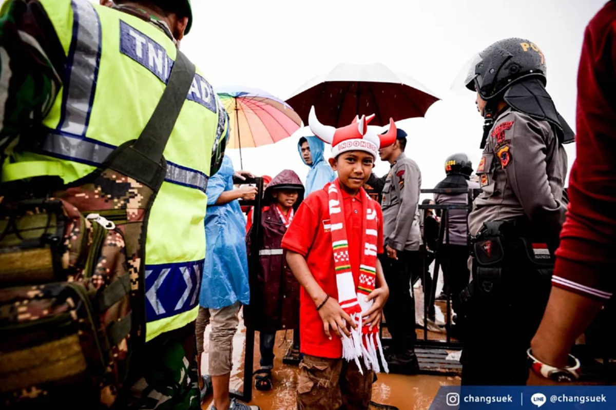 ชุ่มฉ่ำ! สีสันกองเชียร์รอบสนามก่อนเกม"ช้างศึกปะทะ"อิเหนา" (ภาพ)