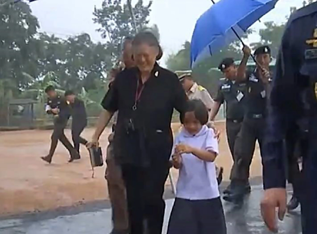 ภาพแห่งพระเมตตา!! "สมเด็จพระเทพฯ" ทรงโอบนักเรียนหญิง หลบฝนใต้ร่มเดียวกับพระองค์ พสกนิกรต่างปลื้มปิติ ซาบซึ้งเกินบรรยาย!! 