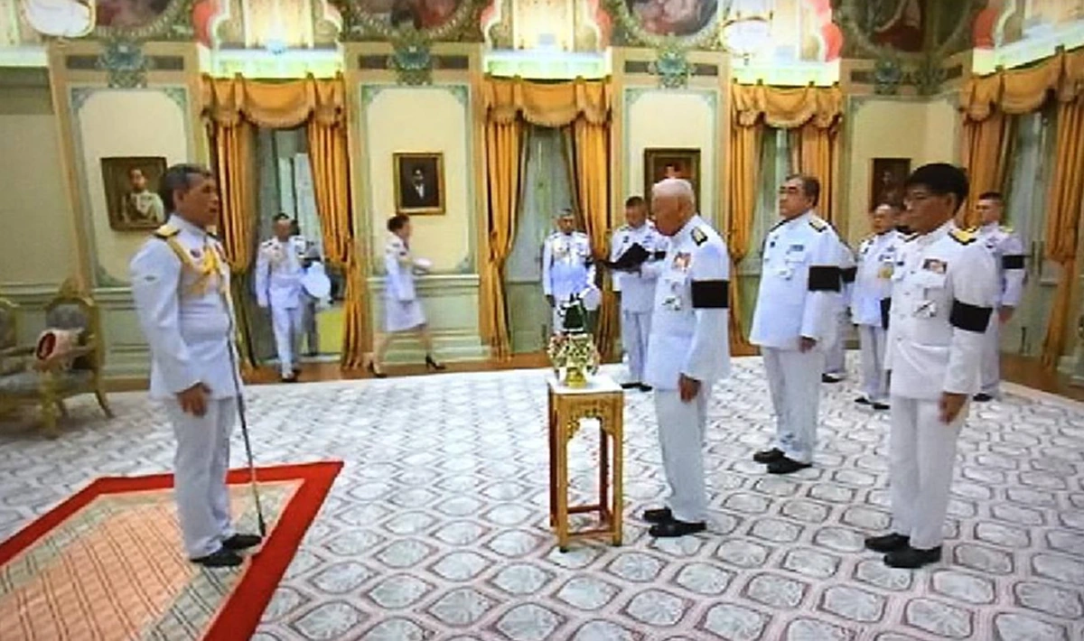  สมเด็จพระเจ้าอยู่หัวฯ ให้ องคมนตรี แต่งตั้งเพิ่มเติม เฝ้าฯ  และ นายกฯ นำ รมต.ใหม่เข้าเฝ้าฯถวายสัตย์ รับสั่งให้ทำหน้าที่เพื่อประเทศ ประชาชน