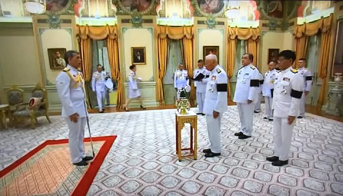 สมเด็จพระเจ้าอยู่หัวมหาวชิราลงกรณ พระราชทานพระบรมราชวโรกาสให้ 2 องคมนตรีใหม่ เข้าเฝ้าถวายสัตย์ปฏิญาณ ก่อนเข้ารับตำแหน่งหน้าที่