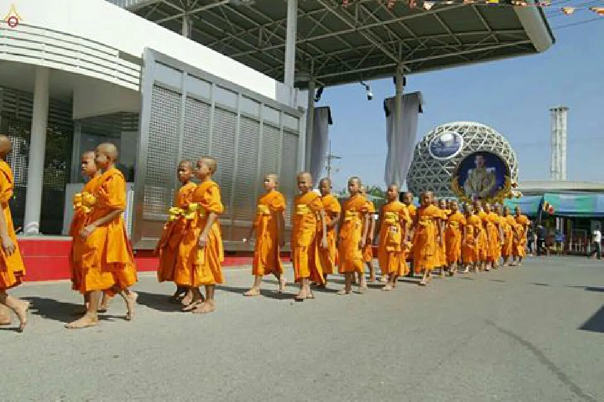 แน่นวัด !!!  เช็คกำลัง "วัดพระธรรมกาย"  ระดมพระ-ลูกศิษย์สวดมนต์แน่น...เข้าใจเลยเจ้าหน้าที่เอายังไงกับแผนการจับกุม "พระธัมมชโย" 