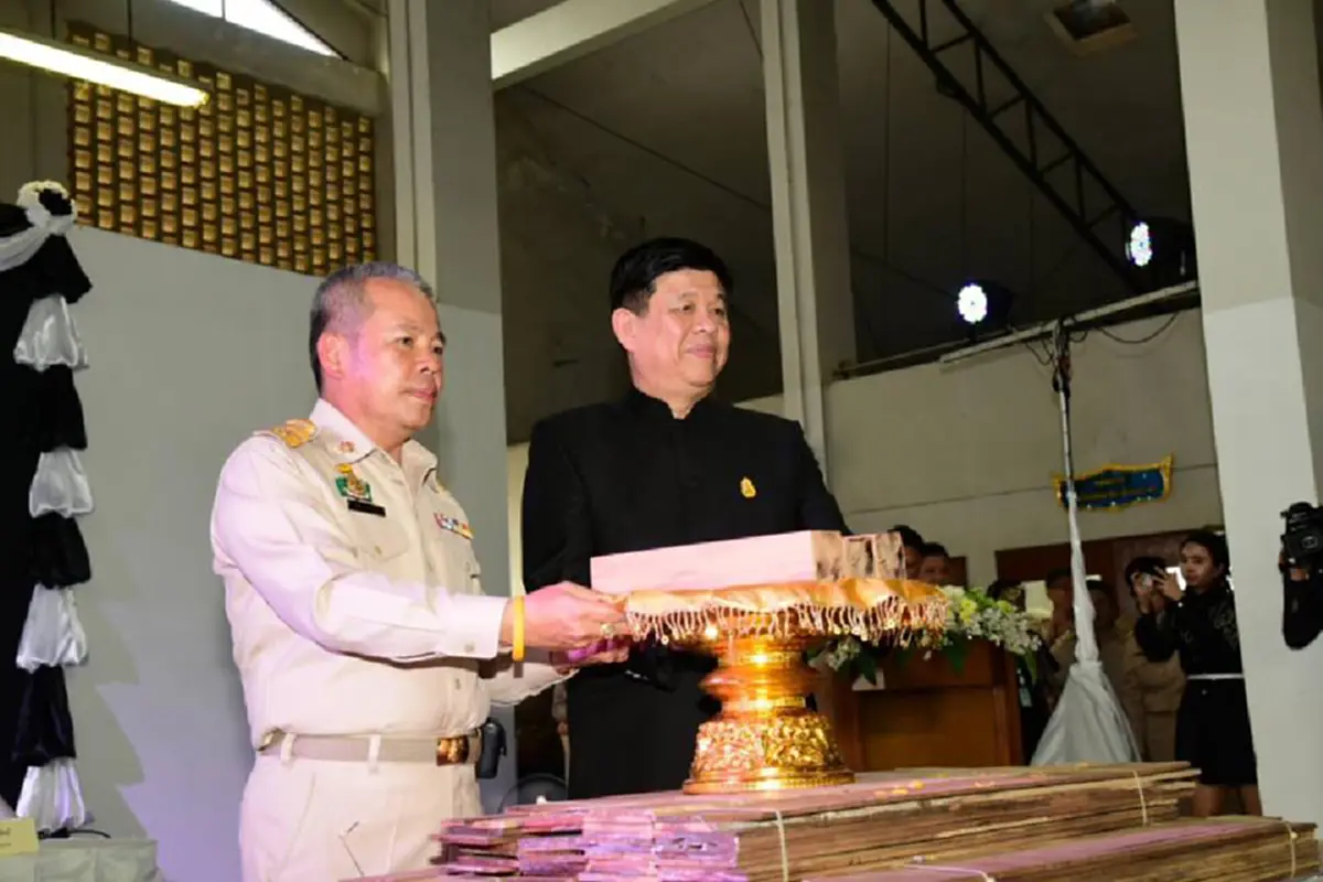 น้ำตาพราย ร่วงพรูอยู่ริมทาง!!สุดกลั้นน้ำตา อ.อภิชาติ ดำดี เขียนกลอนแทนความรู้สึกพสกนิกรไทย