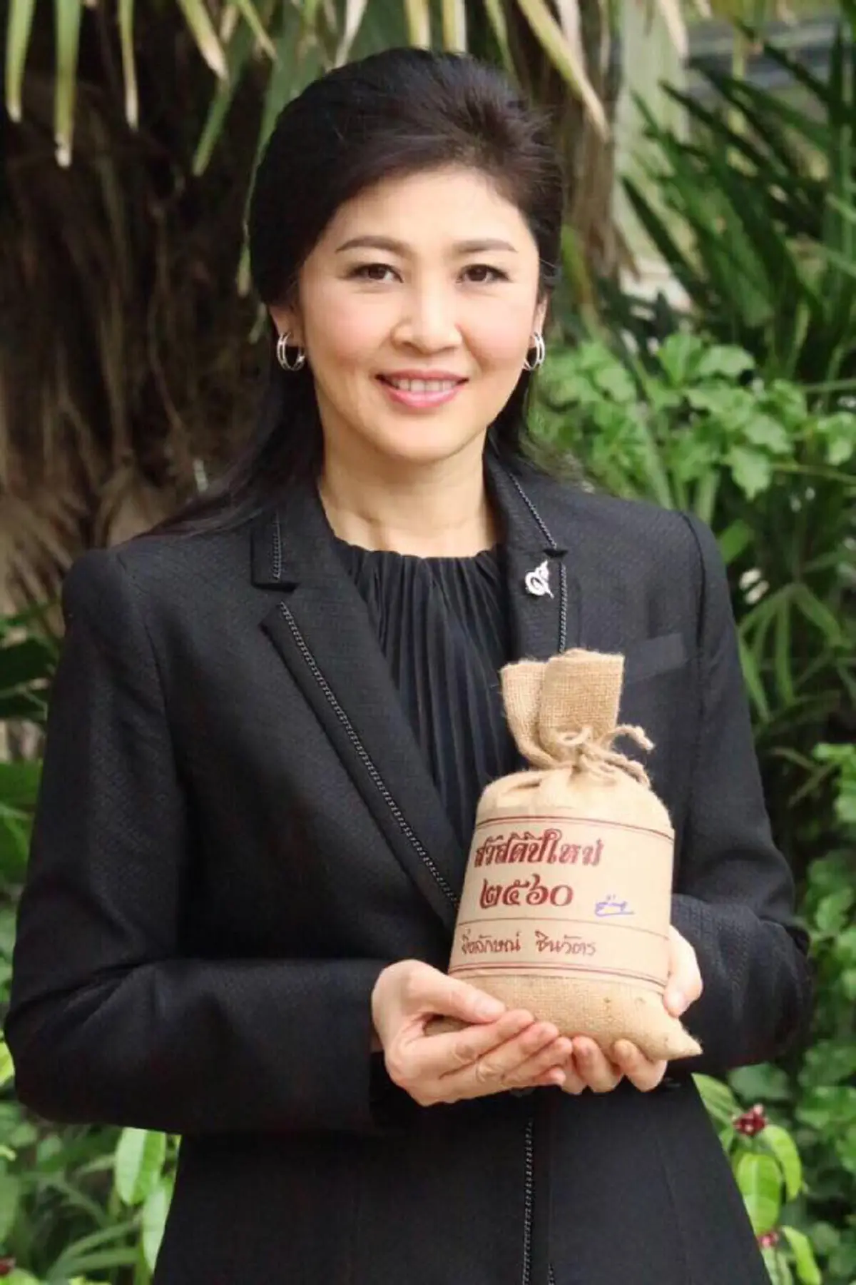 อะไรยังไง..ส่งความสุขปีใหม่หรือไถ่บาป !! 3 ศรีอดีตนายกฯพร้อมใจโพสต์ชวนคนไทยซื้อข้าวช่วยชาวนาไทย บอกเป็นขวัญกำลังใจหวังปี60ปท.เปลี่ยนแปลง??