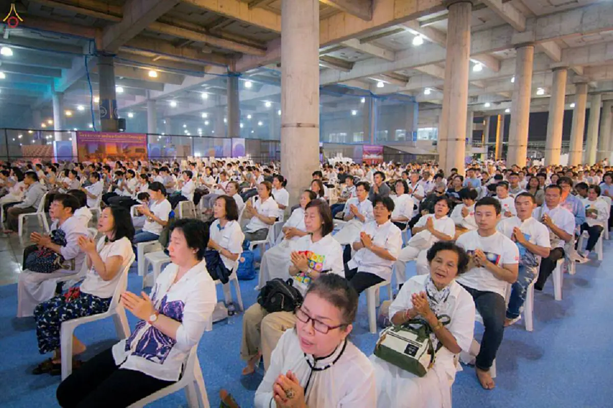 แน่นวัด !!!  เช็คกำลัง "วัดพระธรรมกาย"  ระดมพระ-ลูกศิษย์สวดมนต์แน่น...เข้าใจเลยเจ้าหน้าที่เอายังไงกับแผนการจับกุม "พระธัมมชโย" 