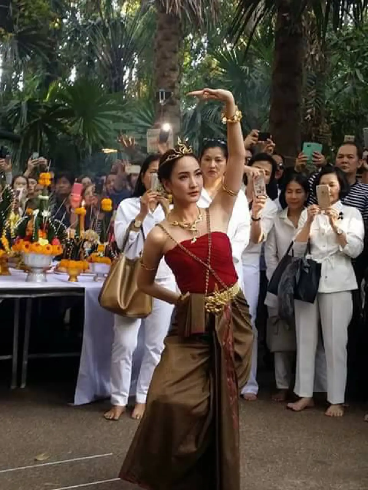 ถึงกับขนลุกซู่!!! "แต้ว ณฐพร" เล่าเหตุการณ์อาถรรพ์ วันรำถวาย "ปู่ศรีสุทโธ" คำชะโนด บอกได้คำเดียวอย่าลบหลู่ เพราะศรัทธาจริงๆ เรตติ้ง "นาคี" ถึงพุ่งกระฉูด!! (มีคลิป)