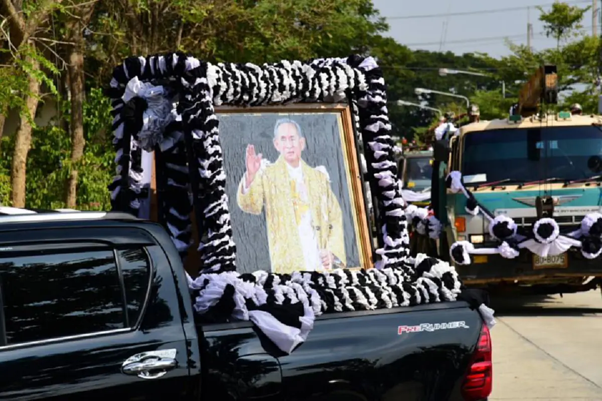 น้ำตาพราย ร่วงพรูอยู่ริมทาง!!สุดกลั้นน้ำตา อ.อภิชาติ ดำดี เขียนกลอนแทนความรู้สึกพสกนิกรไทย