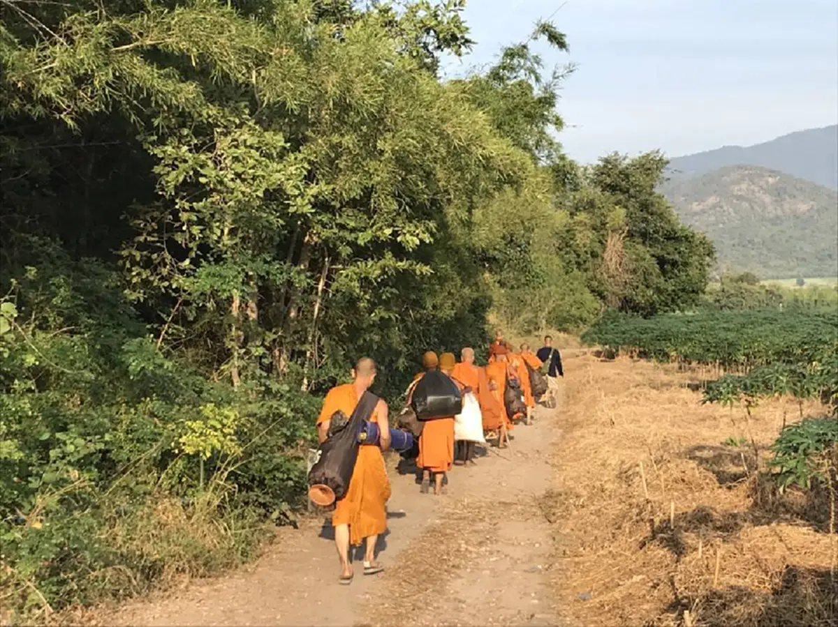 "พระพุทธอิสระ" โพสต์ถึง ลัทธิอลัชชีทำจนตัวตาย! เดินธุดงค์อีเว้นท์ตามข้างถนน! มีหน้าม้ามาโรยกลีบดอกดาวรวย เสร็จงานรับซองหลัก 500-100,000 บาท!