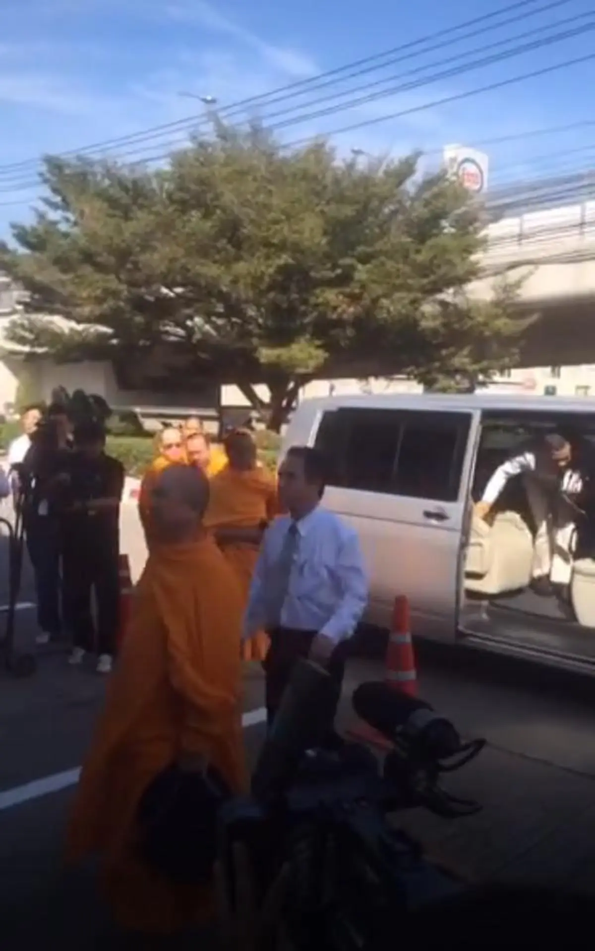 ระทึก !!! "ตำรวจ" ค้านประกัน "พระวิเทศภาวนาจารย์"...ลุ้นตัดสินบ่ายนี้ มีสิทธิจับถอดผ้าเหลืองเข้าคุก (รายละเอียด)