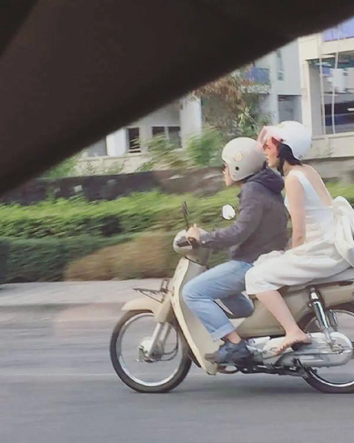 ขอสามคำให้ขุ่นแม่??? ชาวเน็ตแห่แชร์ภาพ "ชมพู่ อารยา" ขึ้นแว้นมอไซค์ แต่เธอกลับลืมใส่สิ่งนี้ บอกเลย "นี่แหละซุปตาร์ติดดินของจริง" (มีภาพ)