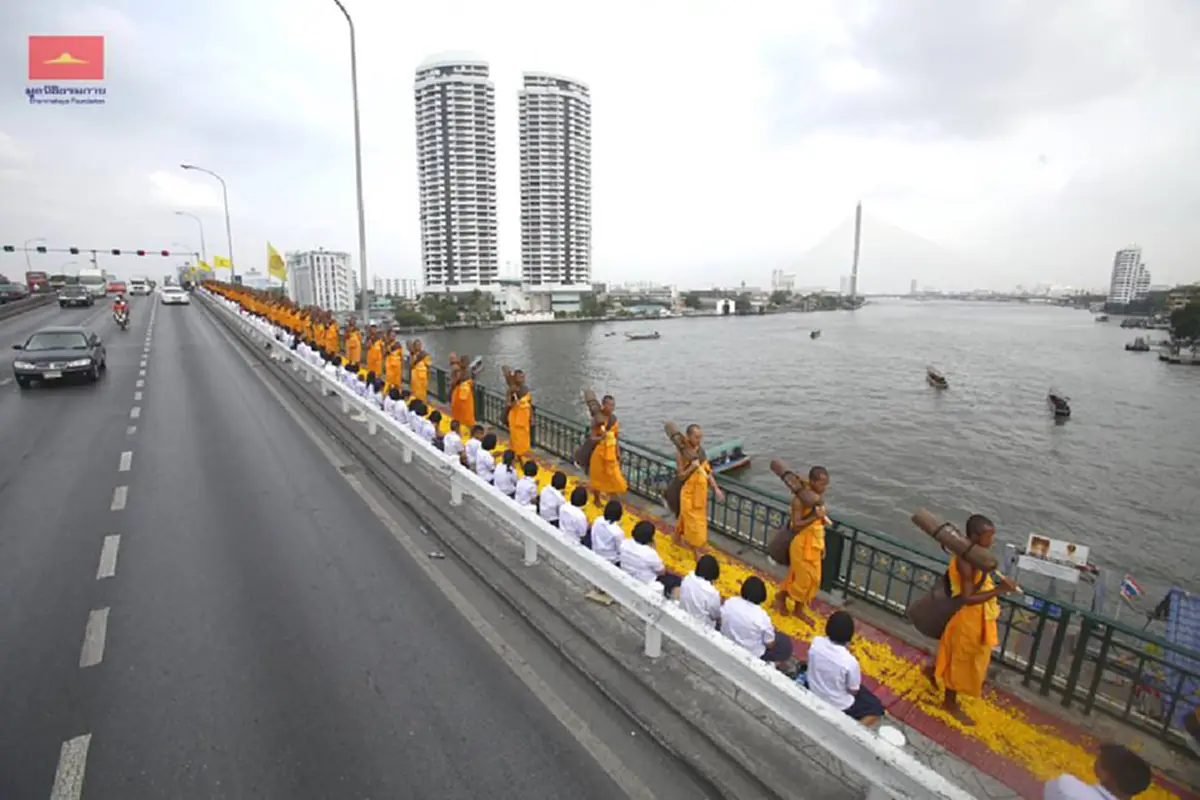 "พระพุทธอิสระ" โพสต์ถึง ลัทธิอลัชชีทำจนตัวตาย! เดินธุดงค์อีเว้นท์ตามข้างถนน! มีหน้าม้ามาโรยกลีบดอกดาวรวย เสร็จงานรับซองหลัก 500-100,000 บาท!