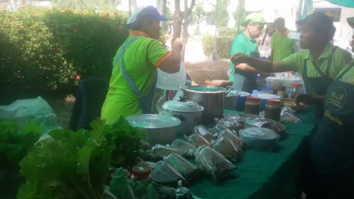 เราต้องสู้กับสารเคมีให้ได้!!!"ตลาดนัดสีเขียว" ตลาดของคนฮักสุขภาพ ทางเลือกของคน อ.รัตนบุรี จ.สุรินทร์หลังฤดูทำนาปี 	