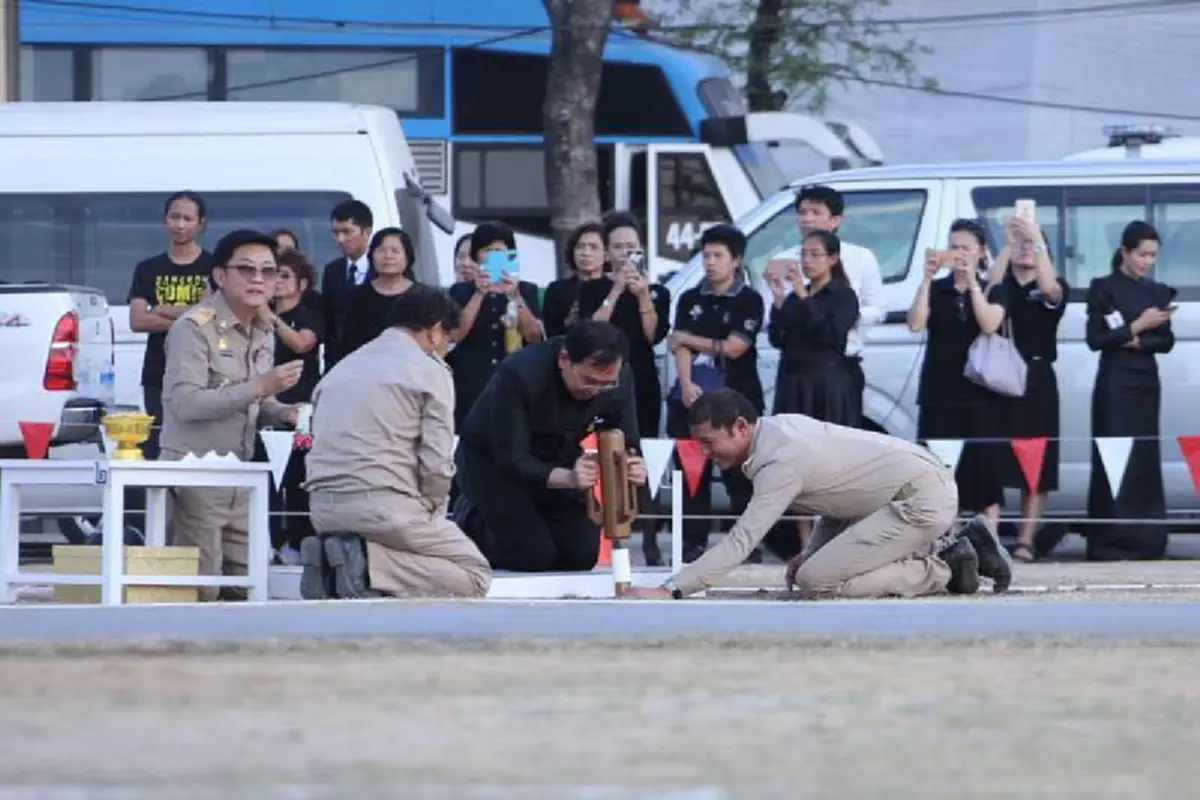สุดอัศจรรย์!!! เกิดลำแสง "ประกายรัศมี" ขณะปักหมุดพระเมรุมาศ ทำผู้ร่วมพิธีน้ำตาซึม หรือเพราะพ่ออยากให้เรารู้ว่าพ่อ...ไม่ได้ไปไหน (ชมภาพ)