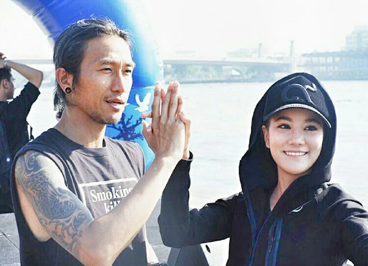 หวานเว่อร์..!!!!"ก้อย รัชวิน"ไลฟ์สดตั้งปณิธานต่อหน้า "ตูน บอดี้สแลม" ปี60จะลงวิ่ง21km พร้อมหยอดประโยคพีคยกให้เลยคู่เลิฟแห่งปี !?! (คลิป)