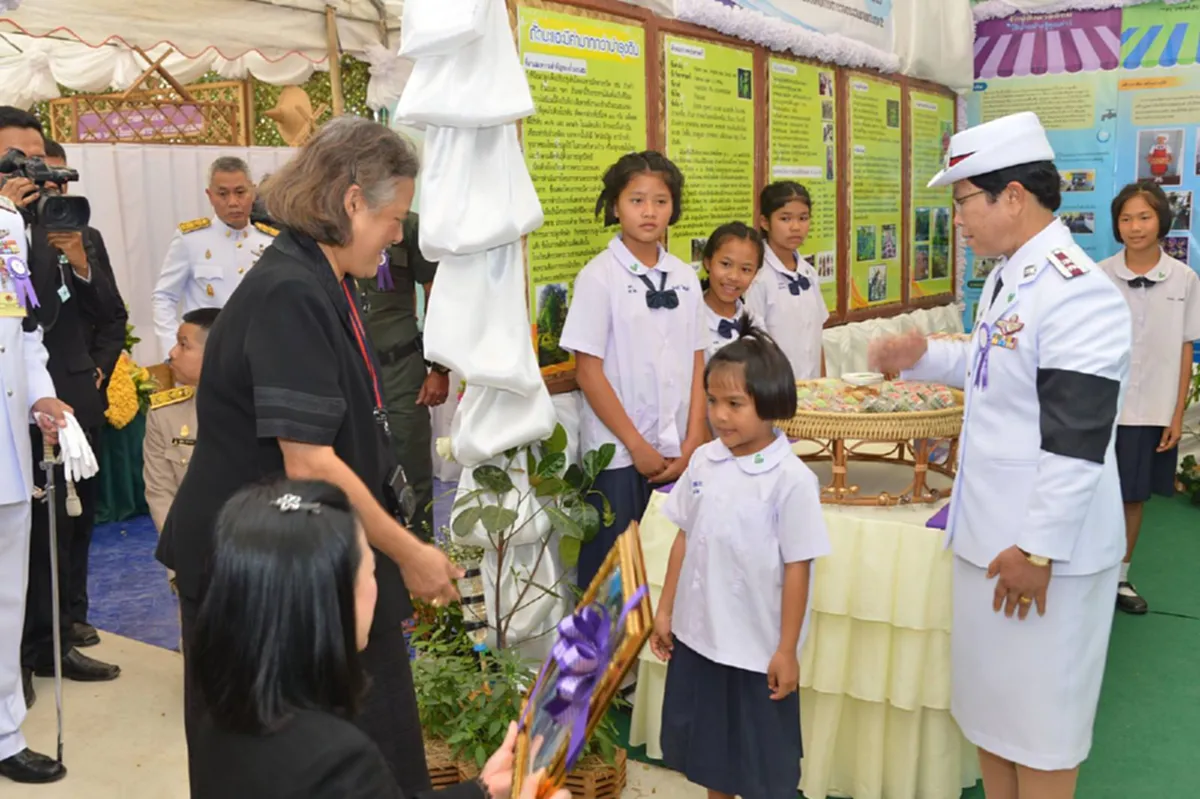 ภาพสุดประทับใจ !!! พระเมตตาของ "สมเด็จพระเทพฯ"  ทรงฉายพระรูปร่วมกับเด็กๆ เห็นแล้วปลื้มใจ (มีภาพ)