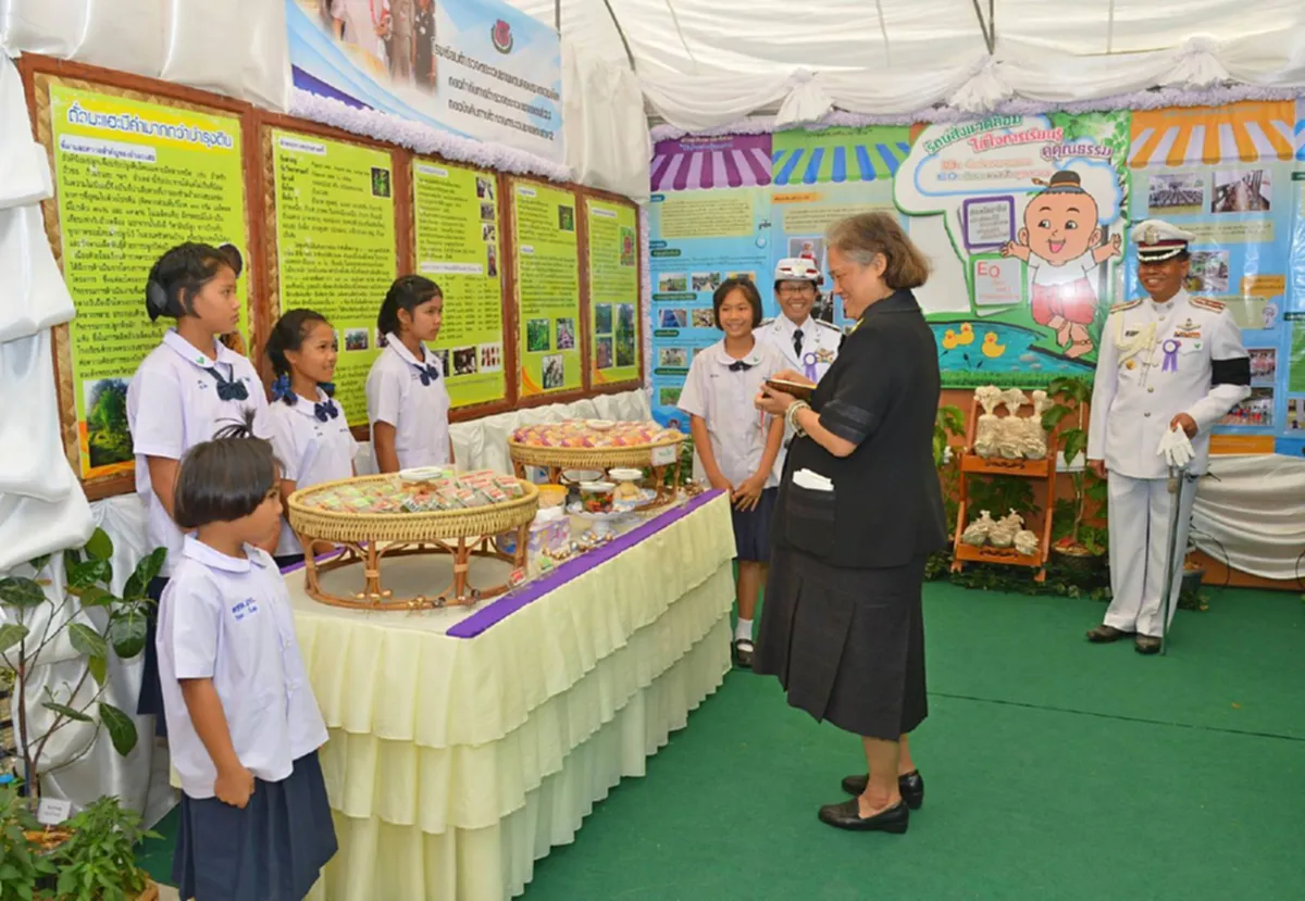 ภาพสุดประทับใจ !!! พระเมตตาของ "สมเด็จพระเทพฯ"  ทรงฉายพระรูปร่วมกับเด็กๆ เห็นแล้วปลื้มใจ (มีภาพ)