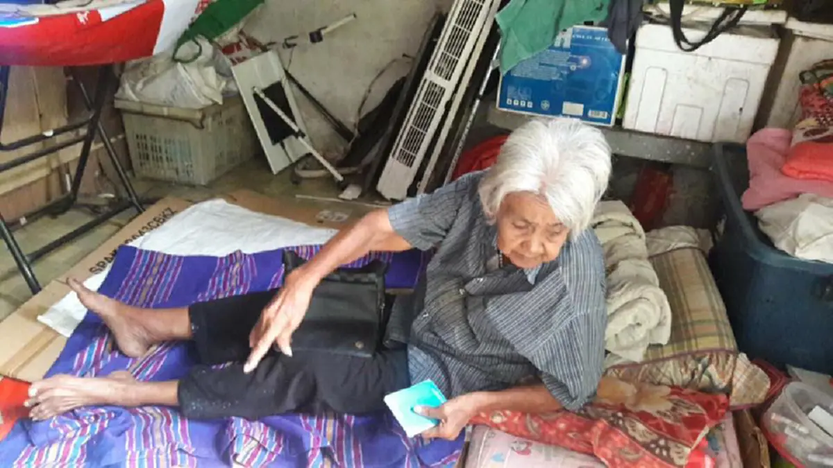 อายุมากใช่อุปสรรค!!! คุณยายวัย 80 สู้ชีวิตสุดๆ เก็บของเก่าขายหารายได้ดูแลน้องสาวป่วยออดแอด บ้านก็จะพังมิพังแหล่ล่าสุดมีคนเห็นช่วยแชร์ขอความช่วยเหลือด่วนๆ