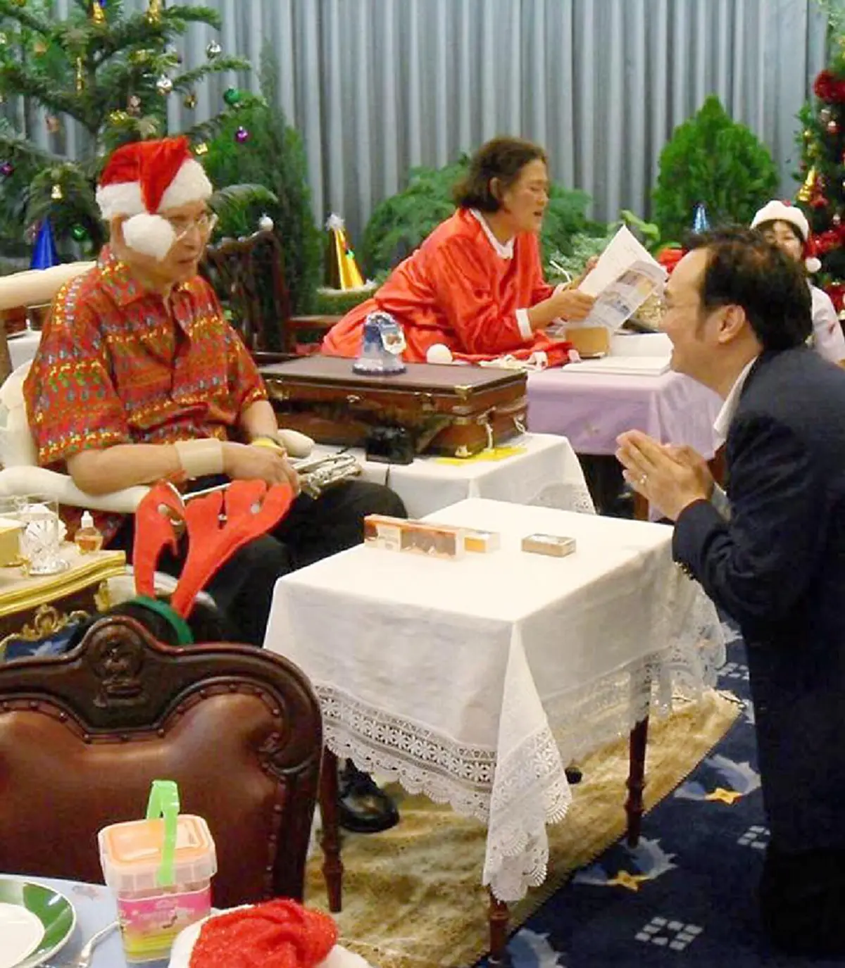 คิดถึงคนบนฟ้า...ย้อนชมภาพ "ในหลวง ร.๙" ทรงพระสำราญในคืน "วันคริสต์มาส" ทรงพระมาลาซานตาครอส ร่วมกับ สมเด็จพระเทพฯ (ชมภาพ)