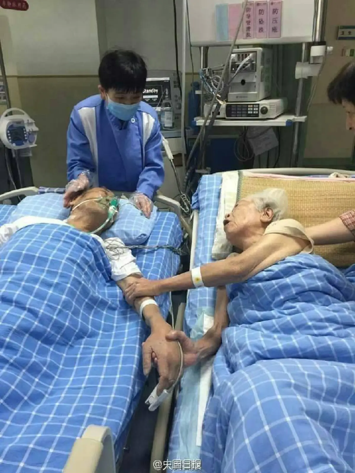 รอก่อนนะ...อีกไม่นานฉันจะตามไป!!! คุณย่าจับมือลาคุณปู่วัย 92 ก่อนสิ้นใจ เห็นแล้วยิ้มทั้งน้ำตา นี่คือรักแท้จนลมหายใจสุดท้ายจริงๆ
