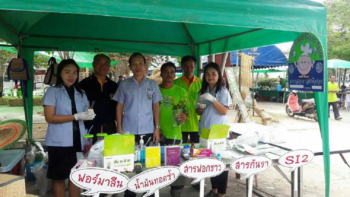เราต้องสู้กับสารเคมีให้ได้!!!"ตลาดนัดสีเขียว" ตลาดของคนฮักสุขภาพ ทางเลือกของคน อ.รัตนบุรี จ.สุรินทร์หลังฤดูทำนาปี 	