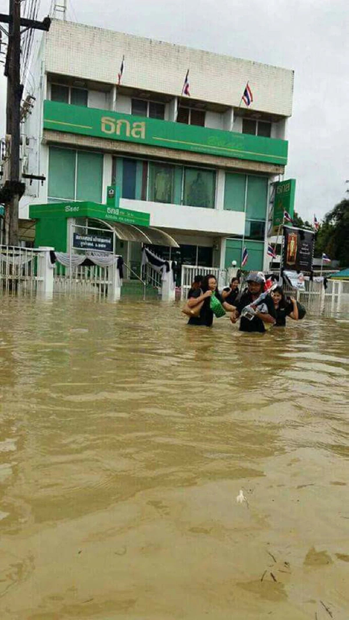 วิกฤติหนัก !!! เช็คด่วนหลายพื้นที่ประกาศตัดไฟ น้ำท่วมภาคใต้ ... "พล.อ.ประยุทธ์" เตรียมบินตรวจสถานการณ์ (รายละเอียด) 
