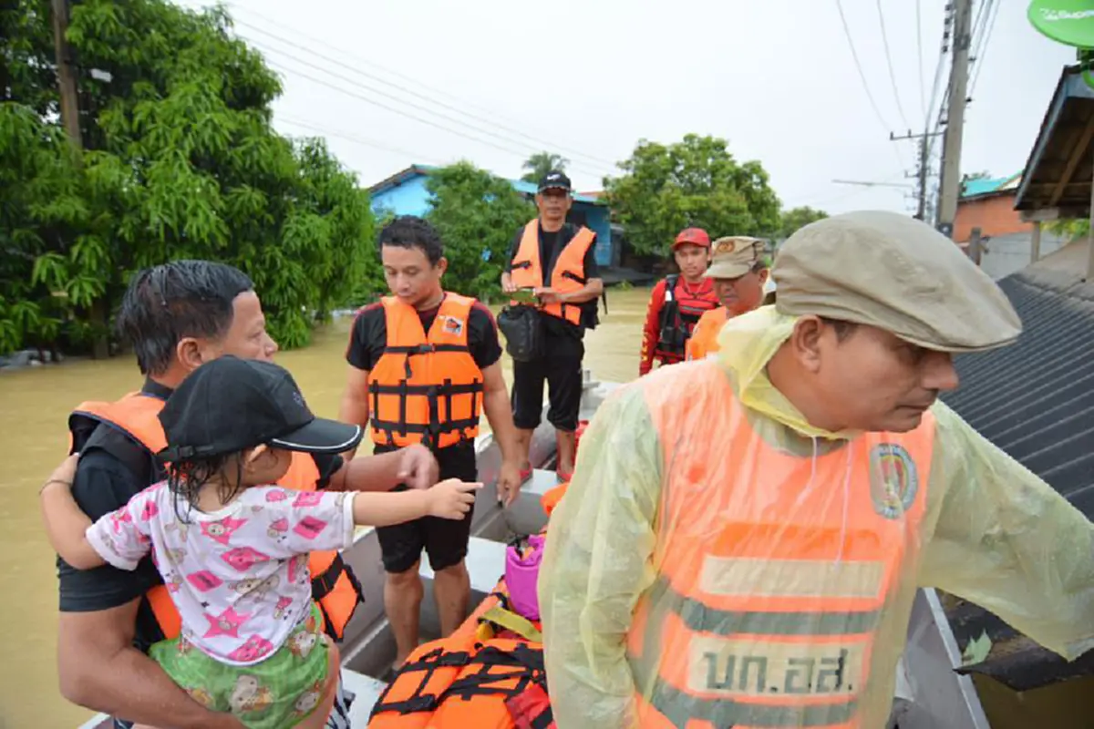 คนไทยไม่ทอดทิ้งกัน!! ขอบคุณน้ำใจ "กู้ภัย" ทั่วสารทิศหลั่งไหล ลงช่วยเหลือพี่น้องชาวใต้อย่างต่อเนื่อง หลังทุกพื้นที่น้ำท่วมหนัก (ภาพ)